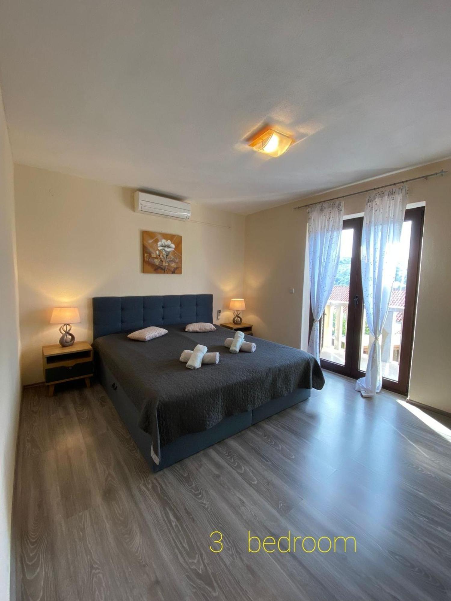 Apartments " Happy Villa " Splitska Zewnętrze zdjęcie