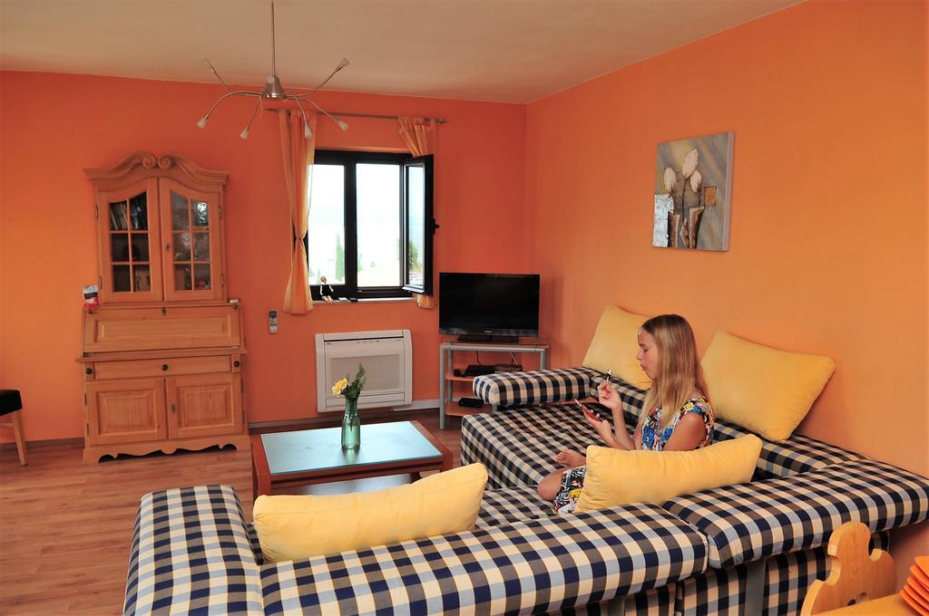 Apartments " Happy Villa " Splitska Zewnętrze zdjęcie