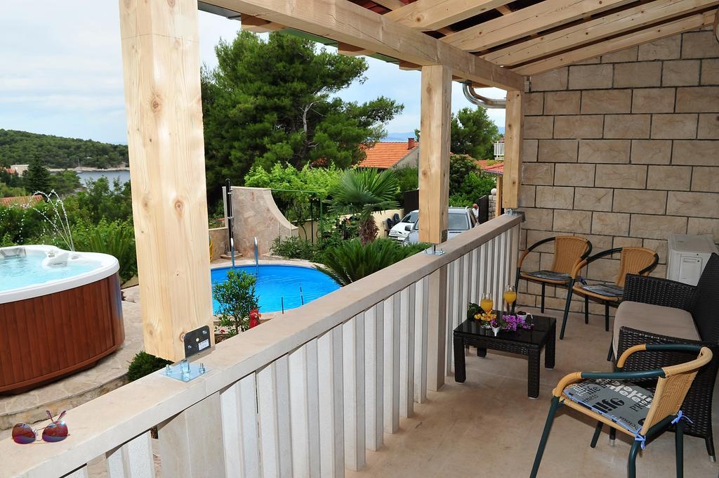 Apartments " Happy Villa " Splitska Zewnętrze zdjęcie
